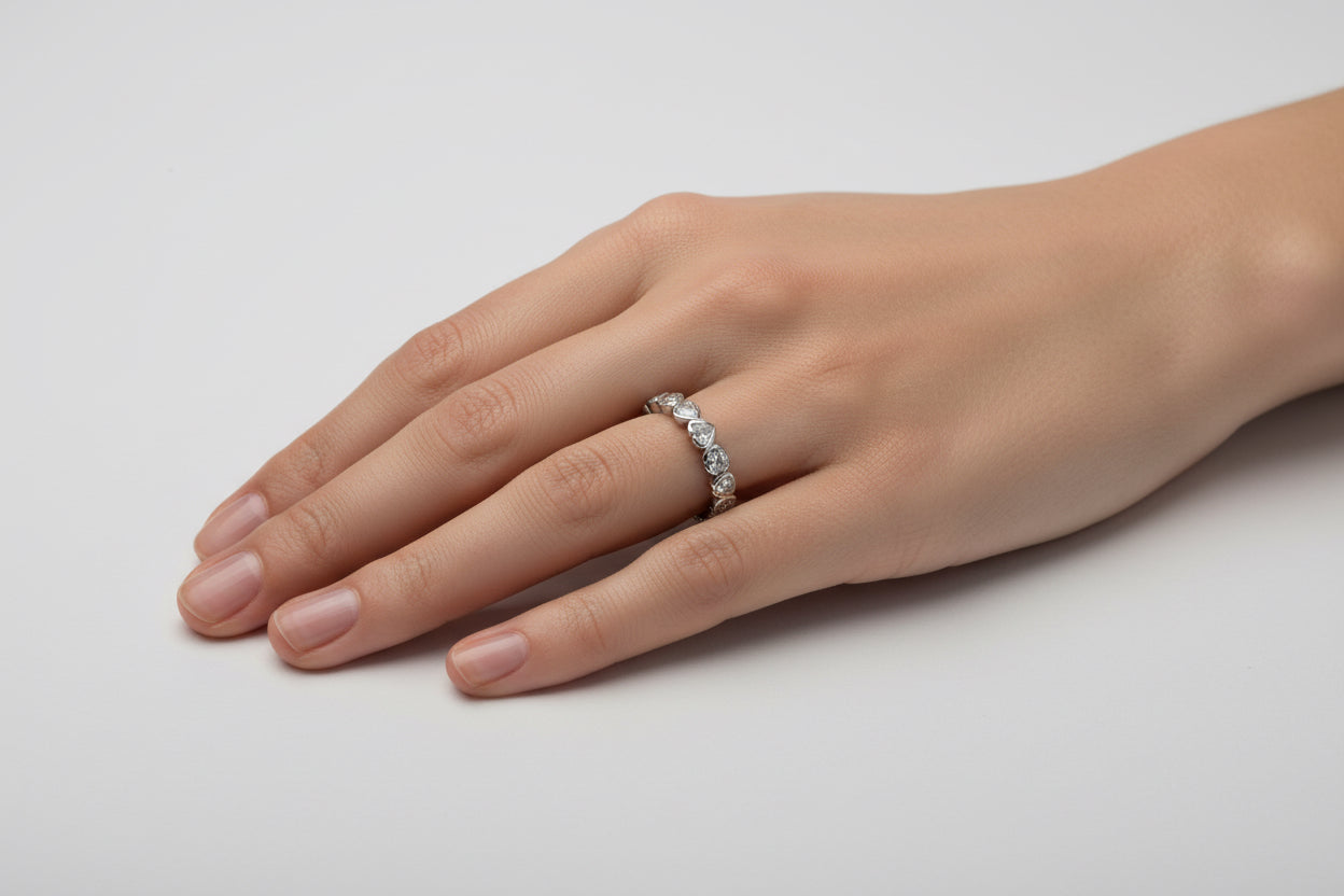 Anello Eternity con zirconia a cuore da 3mm bordati